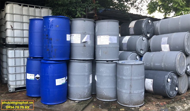 Thùng nhựa cũ xám 220L